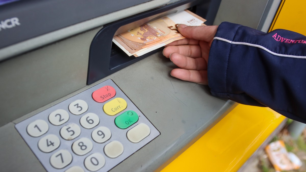 Een vrouw neemt geld op bij een geldautomaat. Beeld: ANP