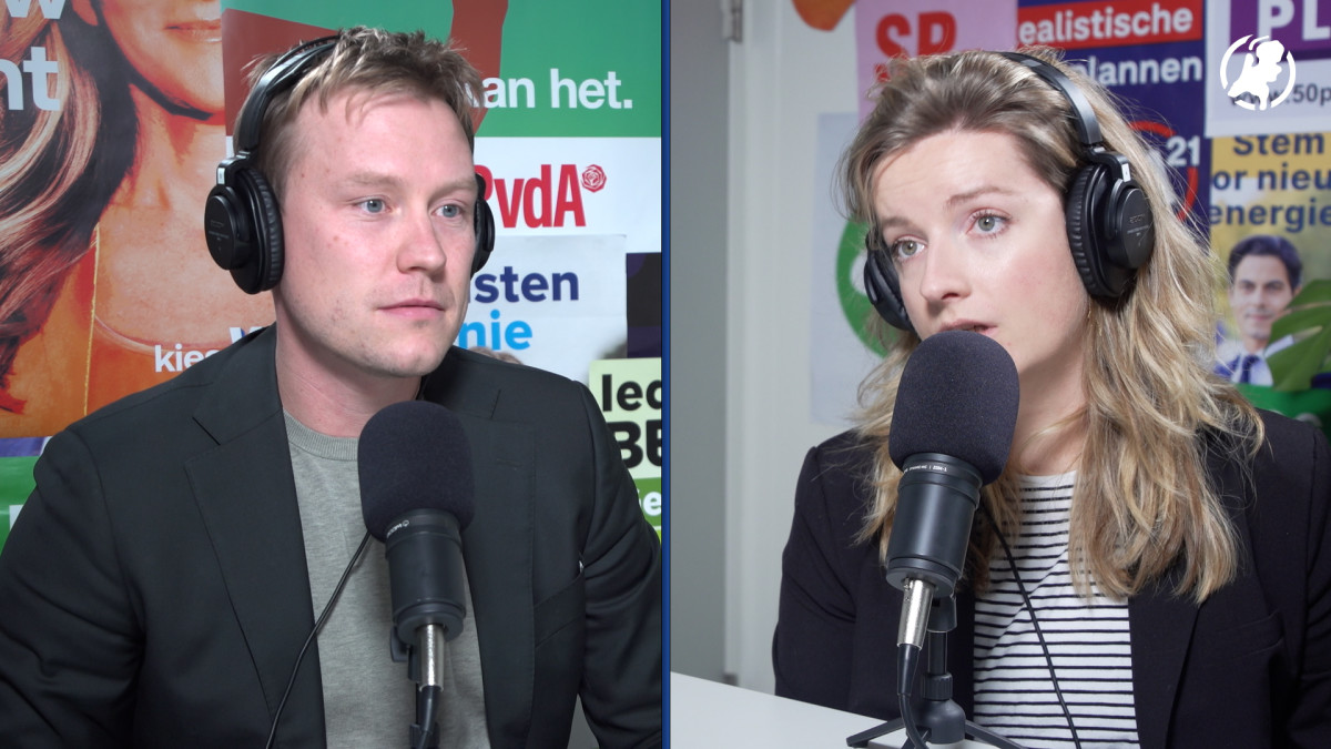 Merel Ek en Sam Hagens in de studio voor de podcast Politiek Vandaag