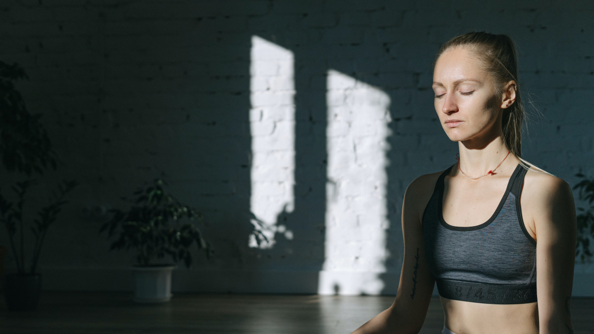 Stockfoto vrouw mediteert in yoga-houding (Pexels)