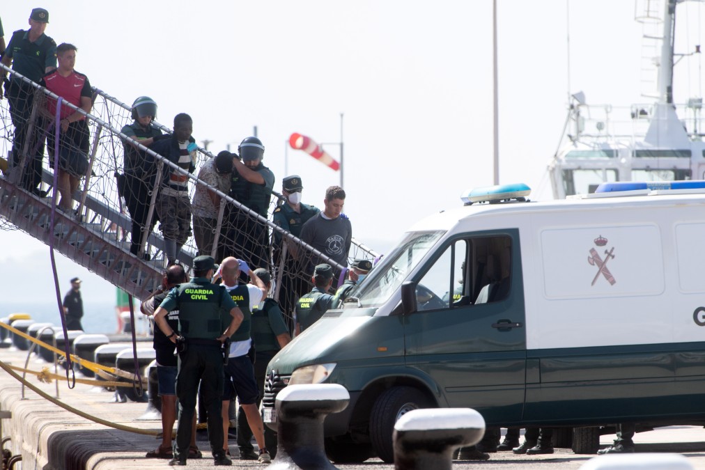 Migranten worden aangehouden na de mislukte kaping van het schip Vos Pace. Beeld: Carlos de Saa/ANP