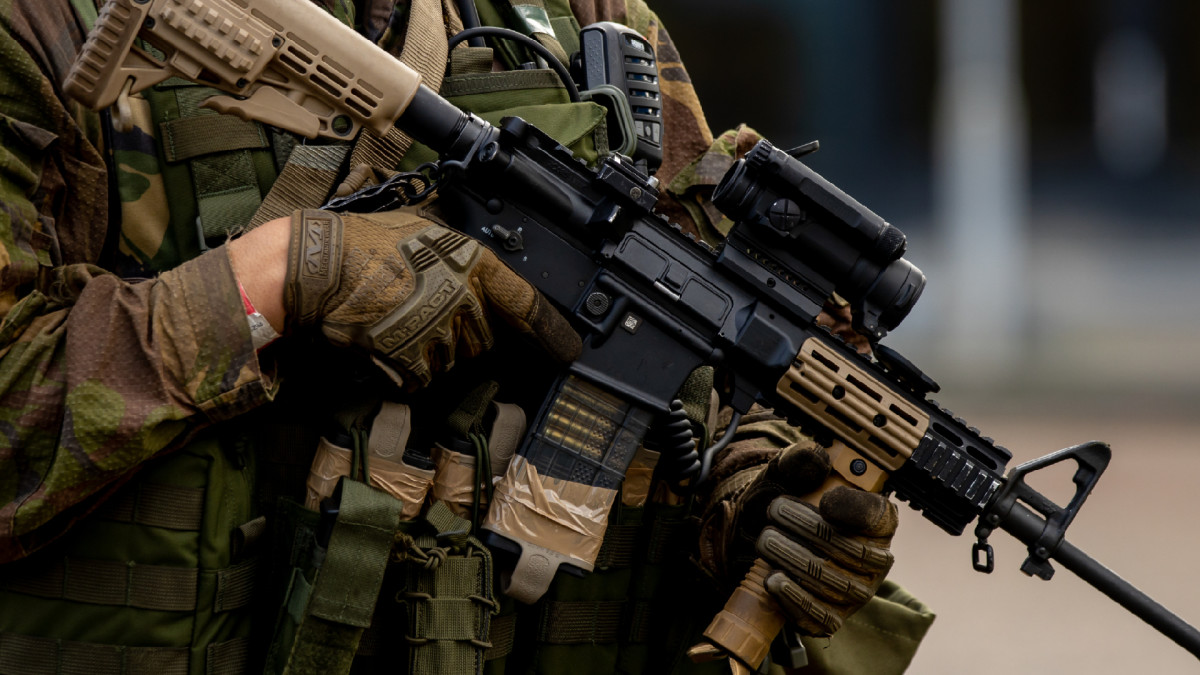 Stockfoto militair met mitrailleur (ANP)