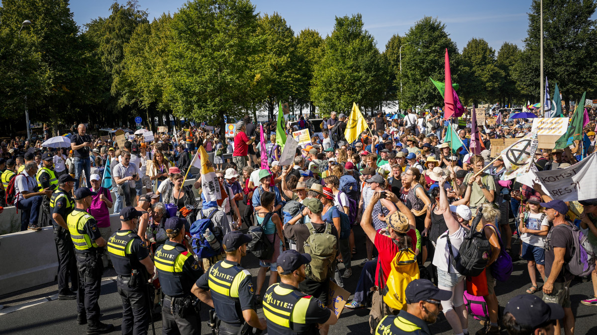 Klimaatactivisten van Extinction Rebellion verzamelen zich in de buurt van de Utrechtsebaan om de A12 in Den Haag te gaan blokkeren, beeld: ANP