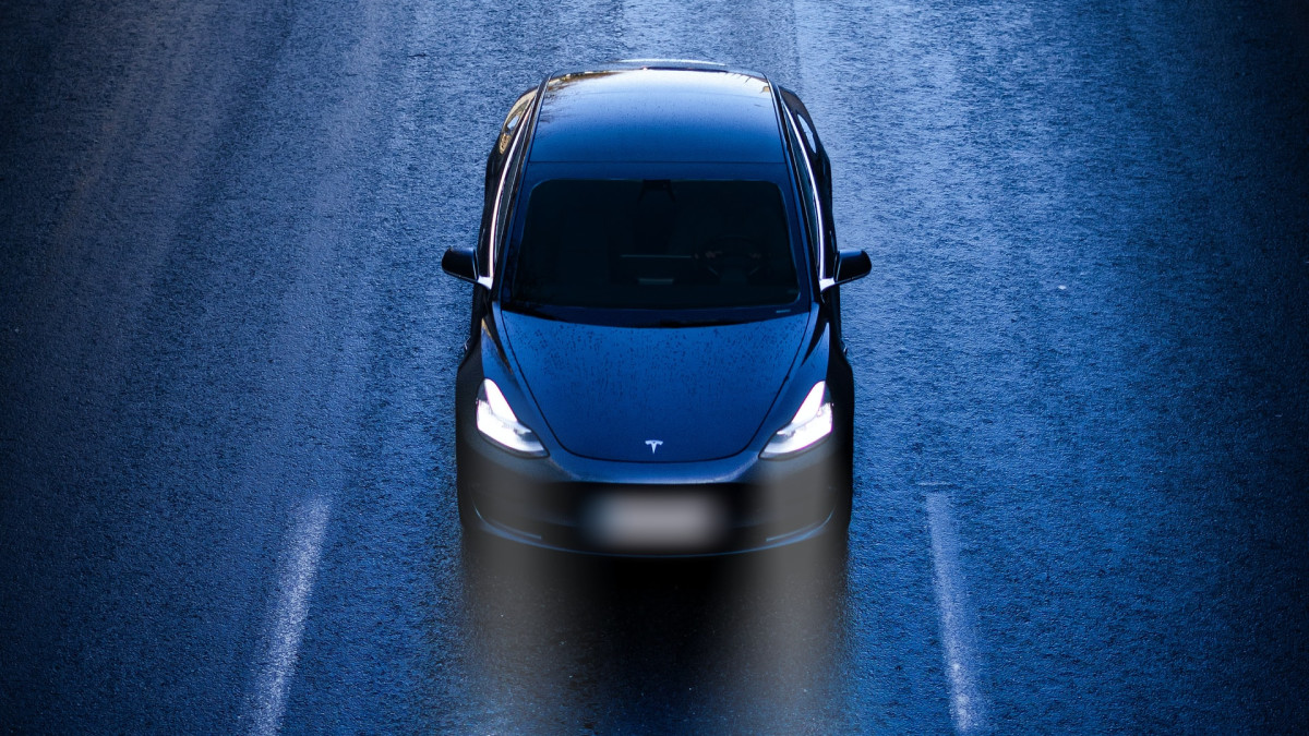 Stockfoto Tesla op snelweg (Unsplash)