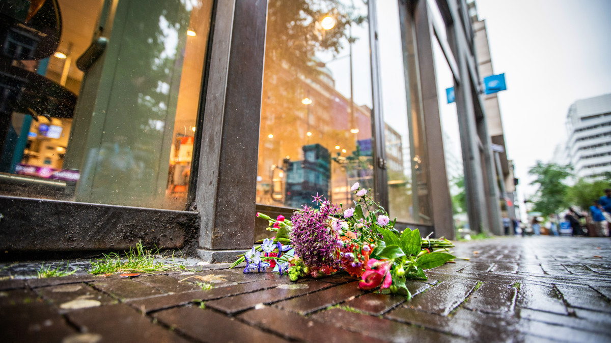Winkel Albert Heijn na fatale steekpartij, bloemen voor slachtoffer Turfmarkt Den Haag