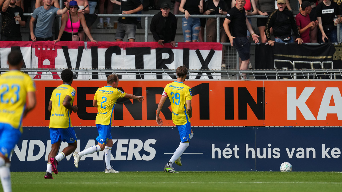 Michiel Kramer viert zijn goal tegen AZ. Foto: ANP.