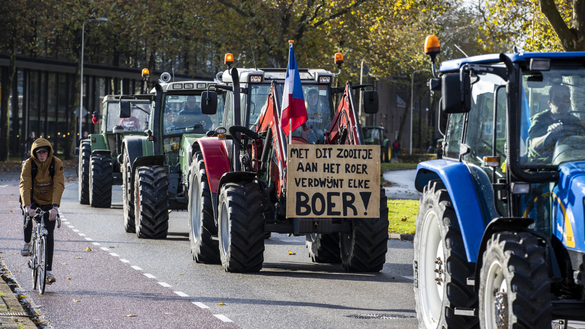 Boerenprotest bij provinciehuis Zwolle tegen dwangsommen