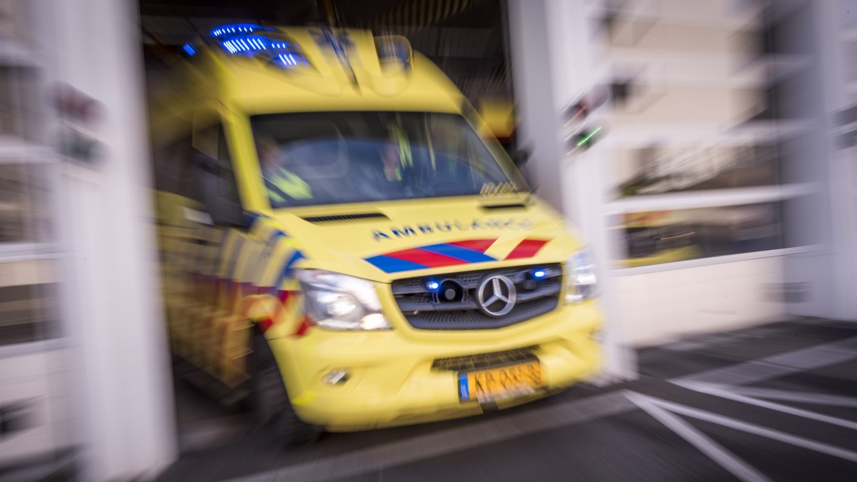 Ambulance met blur stock ANP