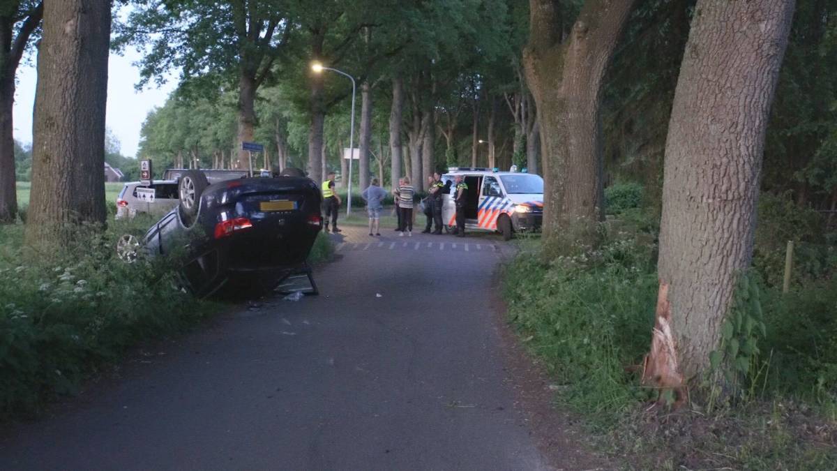 Joyrider (12) 'leent' auto ouders terwijl ze voetbal kijken, slaat over de kop in Drenthe