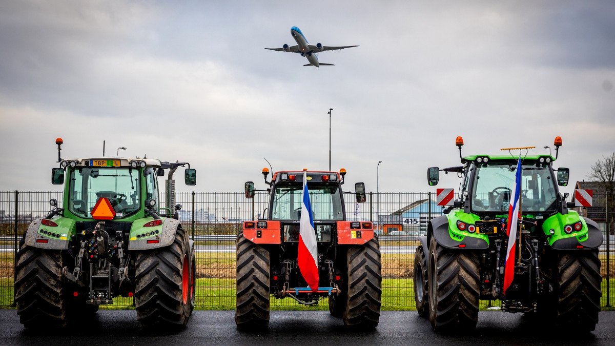 Boeren trekkers tractoren bij Schiphol
