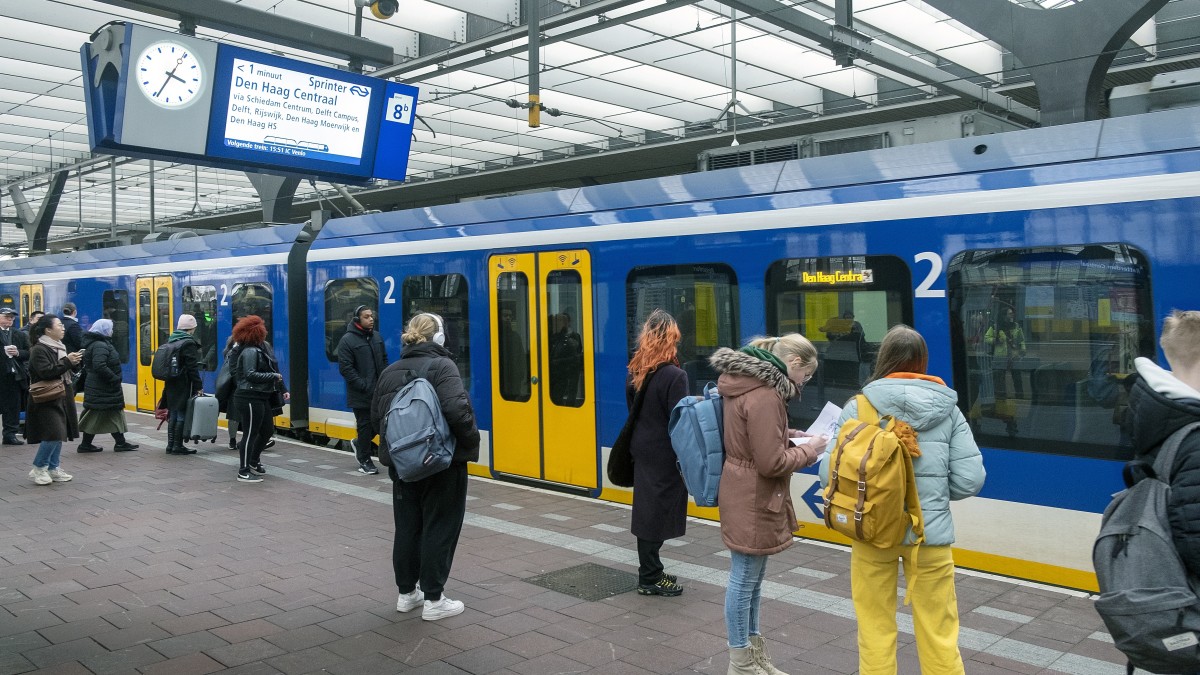 De stoptrein naar Den Haag op Rotterdam Centraal. Beeld: ANP.