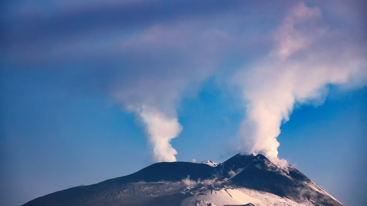 De vulkaan Etna gezien vanuit Catania. Beeld: ANP.