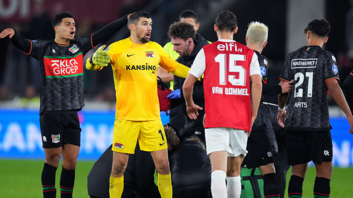 Spelers staan om Bas Dost van NEC Nijmegen heen, nadat hij in elkaar gezakt is tijdens de eredivisiewedstrijd, beeld: ANP