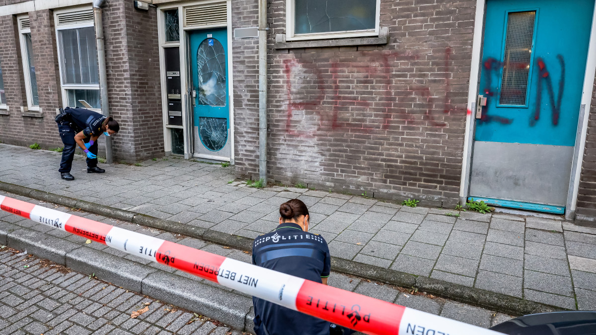 Onderzoek bij een portiek op de Boezemstraat in Crooswijk waar een ontploffing is geweest. (Beeld: ANP)