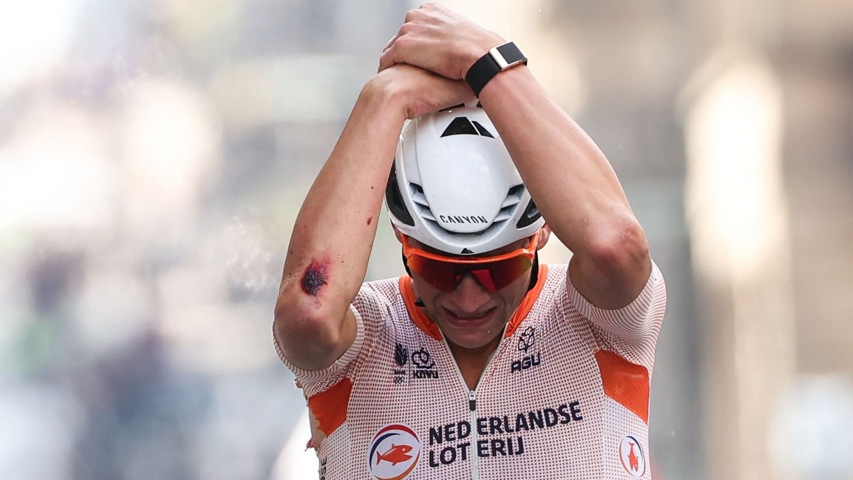 Mathieu van der Poel na zijn overwinning met een schaafwond op zijn elleboog. Bron: ANP