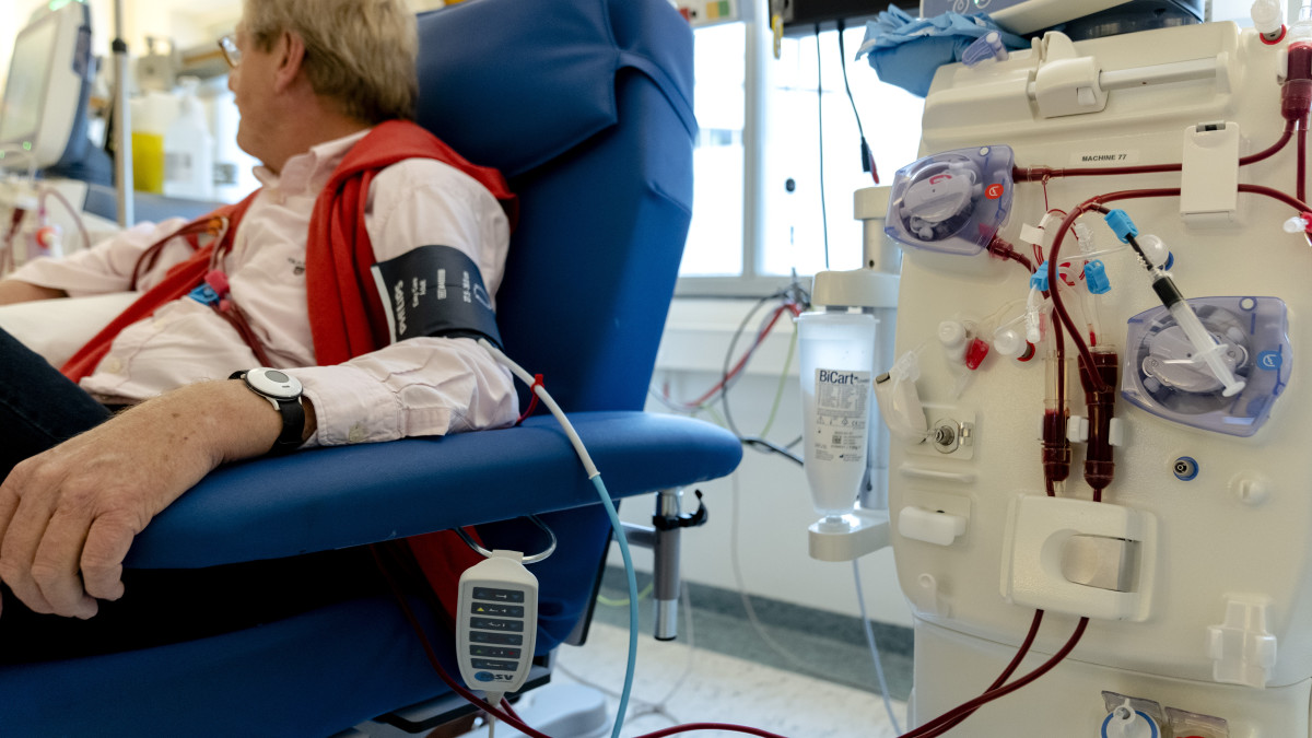 Een man laat zich dialyseren in het UMC Utrecht, beeld: ANP