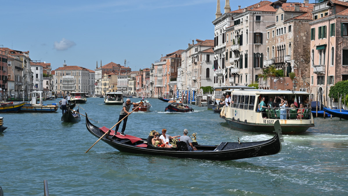 Een gondola met toeristen op het Grote Kanaal in Venetië (Beeld: ANP)