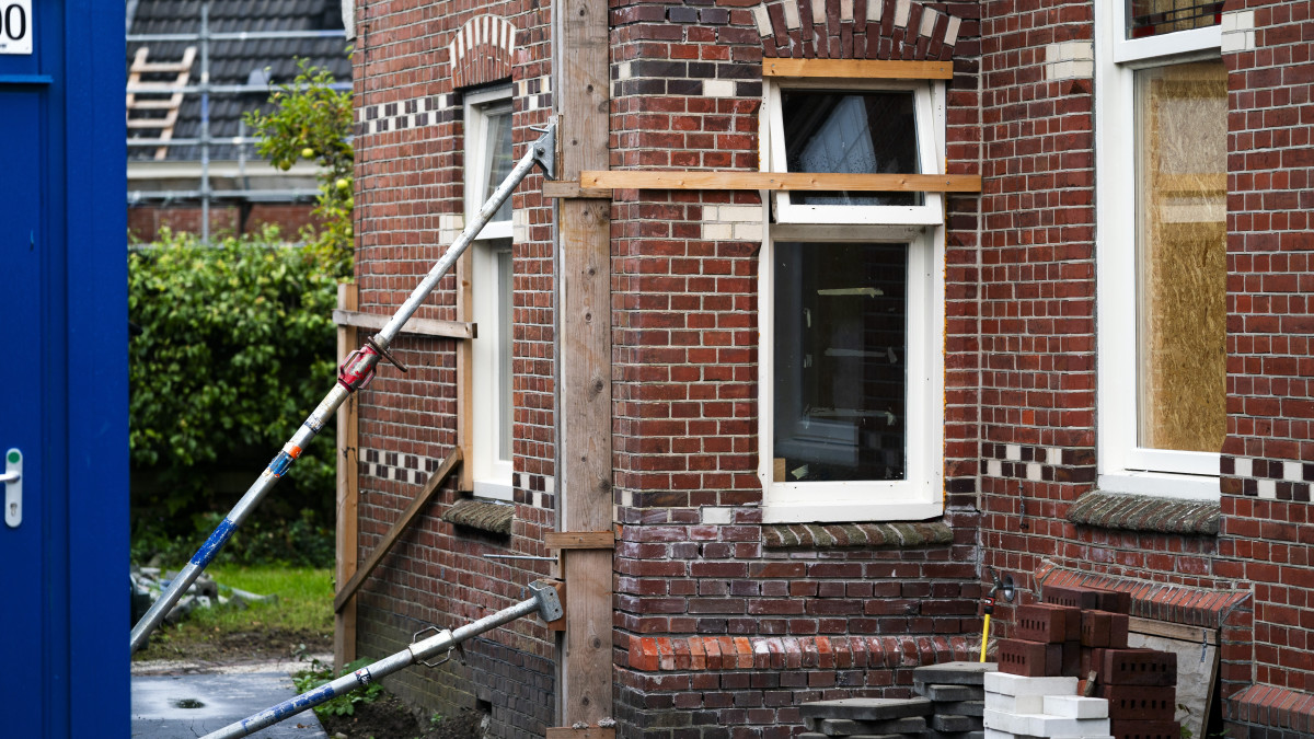 Versterkingswerkzaamheden aan woningen in het Groningse dorp Loppersum. Beeld: ANP