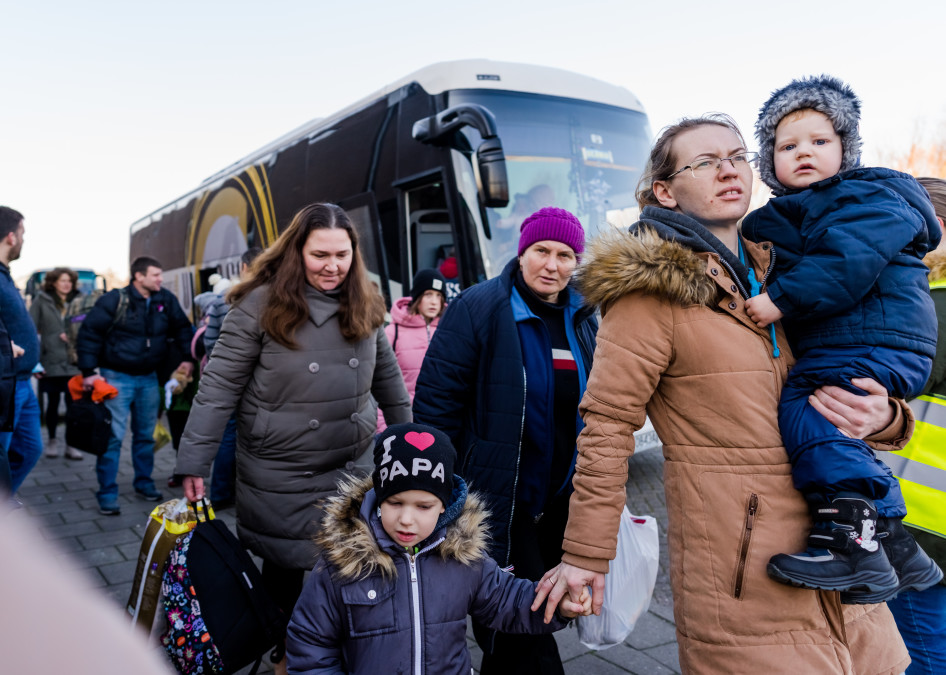 Oekraiense vluchtelingen komen met de bus aan. Een groep van vijftig Oekrainers wordt opgevangen in een sporthal. Deze groep vluchtelingen is naar Nederland gehaald door inwoners van Waddinxveen die al jaren een band hebben met het Oekraiense dorp Reya.