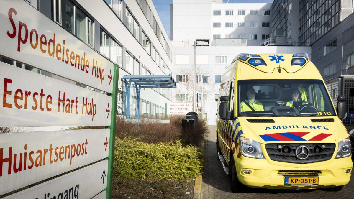 Ambulance bij de spoedeisende hulp van een ziekenhuis - ANP