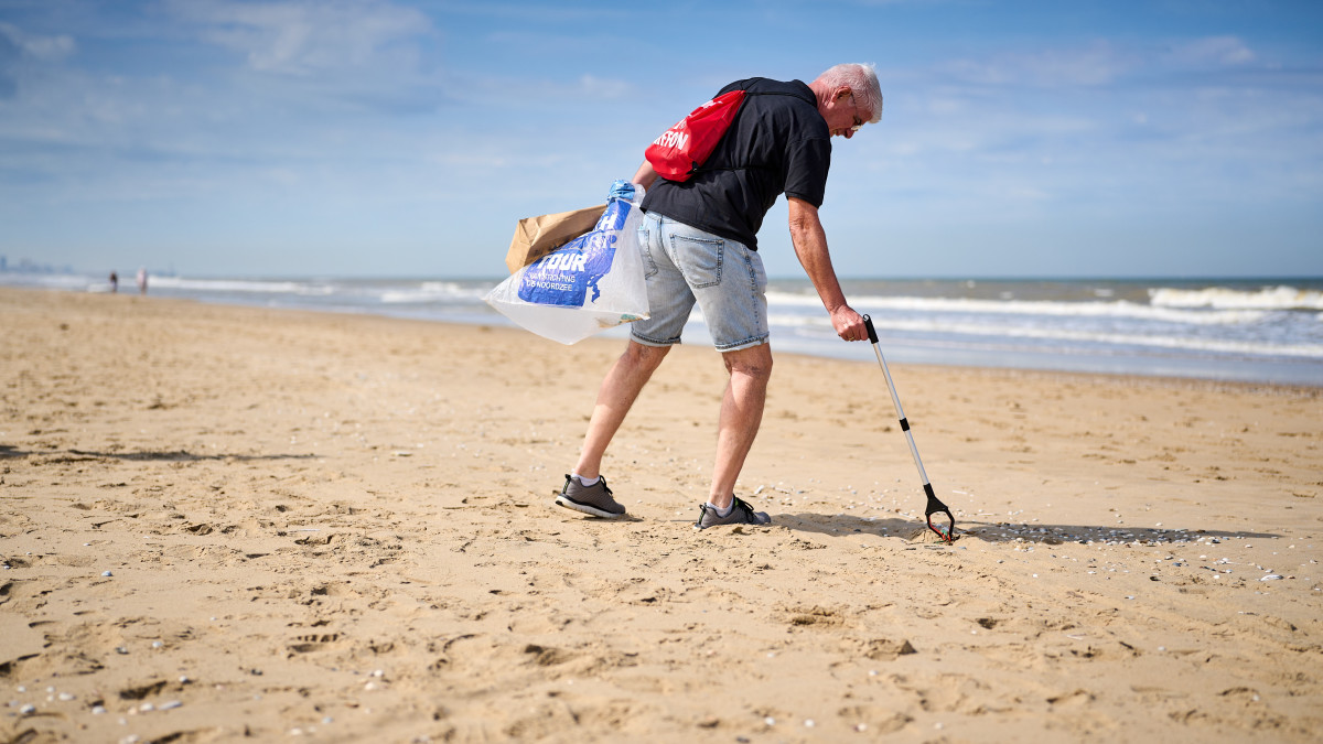 Deelnemers van de Beach Cleanup tour lopen vanaf Wassenaar naar Scheveningen om zwerfafval van het strand op te ruimen. Beeld: ANP