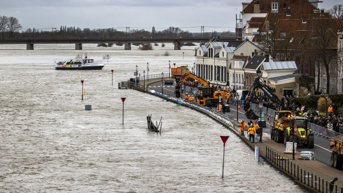 Het hoge water in de IJssel zorgt voor spanning in Deventer. Beeld: ANP