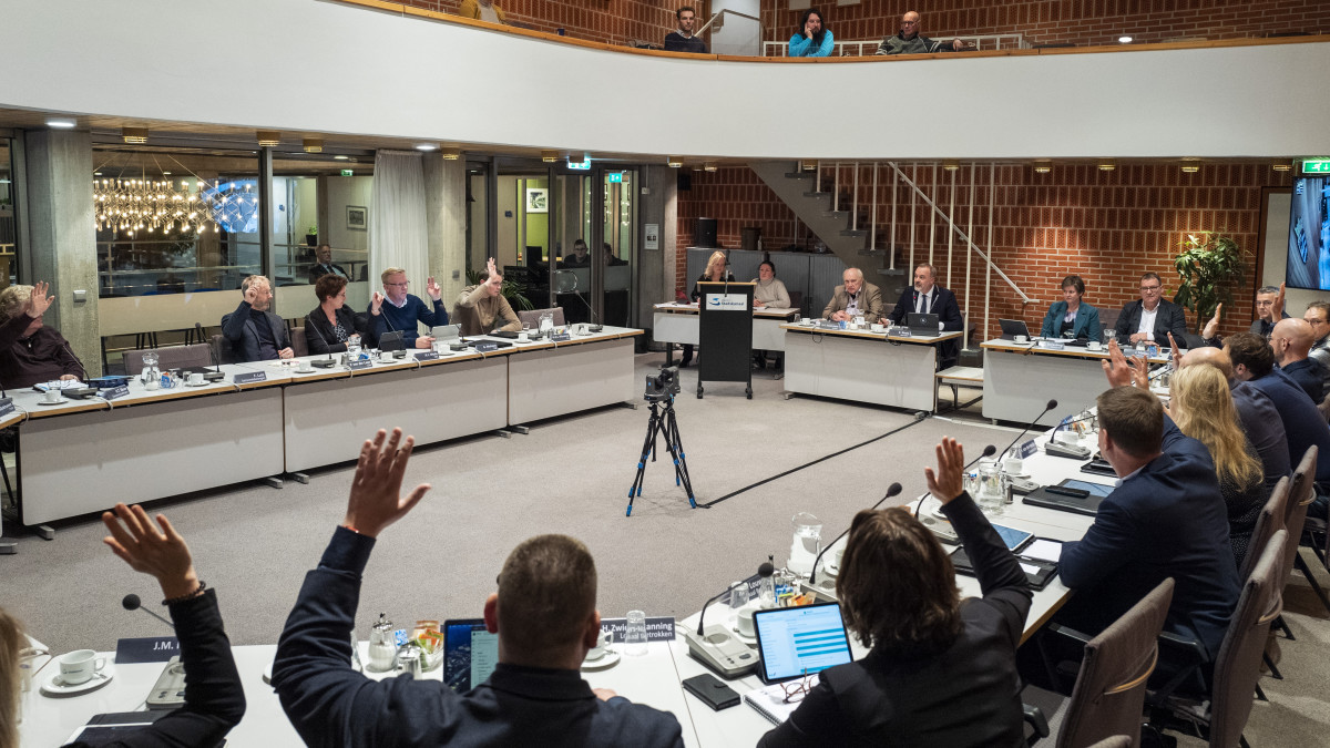 De gemeenteraad van Stadskanaal stemt tijdens een spoeddebat unaniem voor de crisisopvang van asielzoekers in de gemeente. (Beeld: ANP)