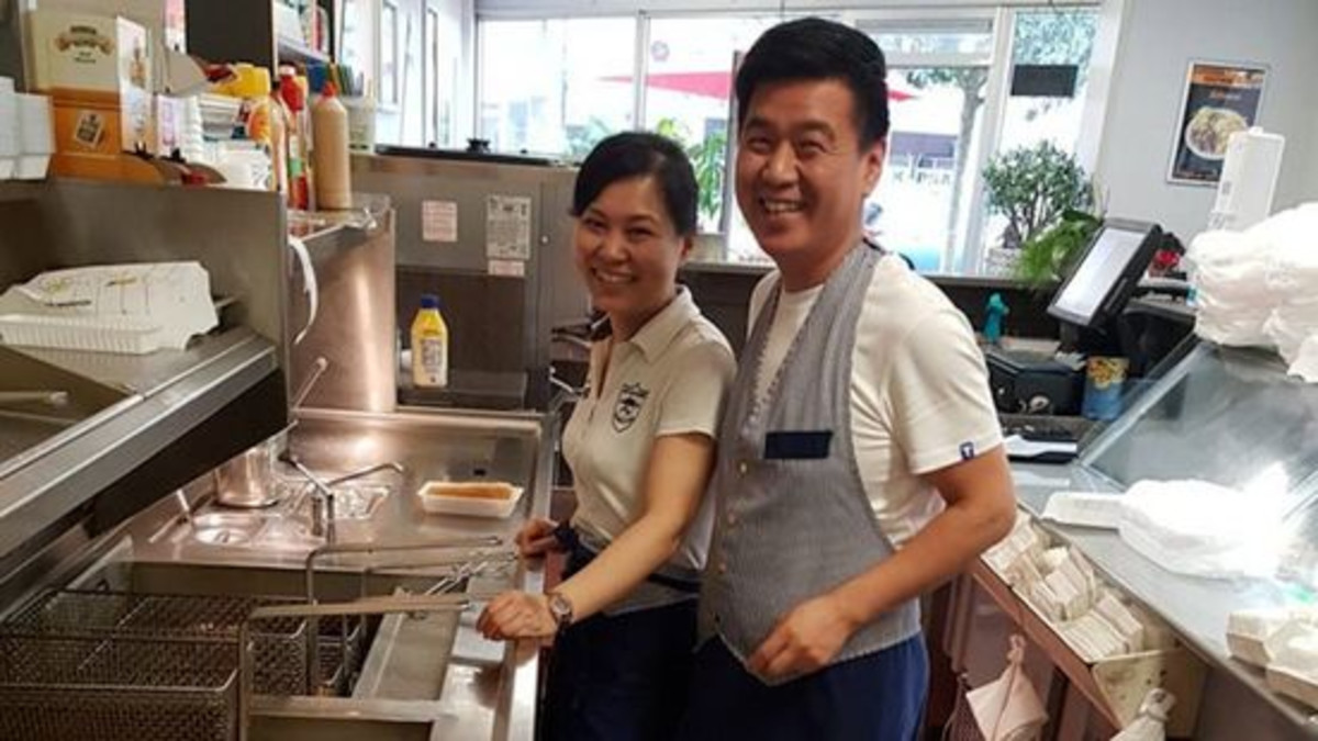 De vermoorde snackbareigenaar Wei Chen (rechts) en zijn vrouw Xiao in hun snackbar. (Privéfoto)