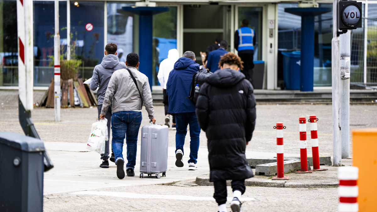 Asielzoekers arriveren in een tijdelijk verblijf in Amsterdam. Beeld: ANP.