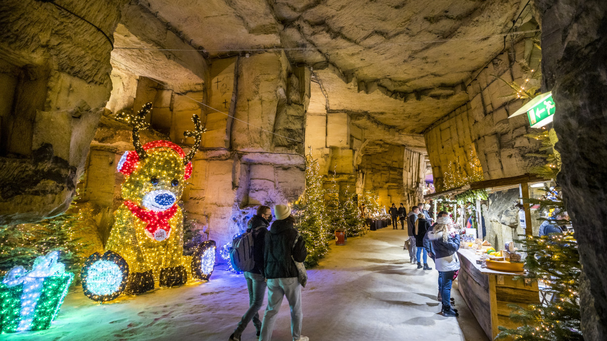 De jaarlijkse kerstmarkt in de grotten van Valkenburg, beeld: ANP