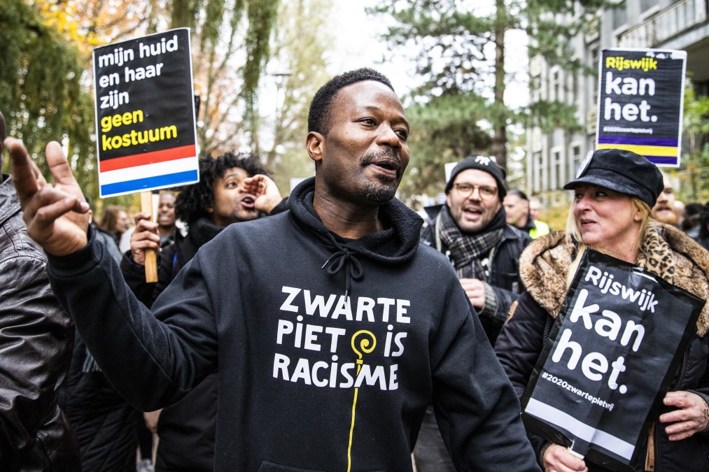 Kick Out Zwarte Piet-kopstuk Jerry Afriyie, demonstreert onder de naam Rijswijk Kan Het bij de sinterklaasintocht in Rijswijk in 2019 (Beeld: ANP)