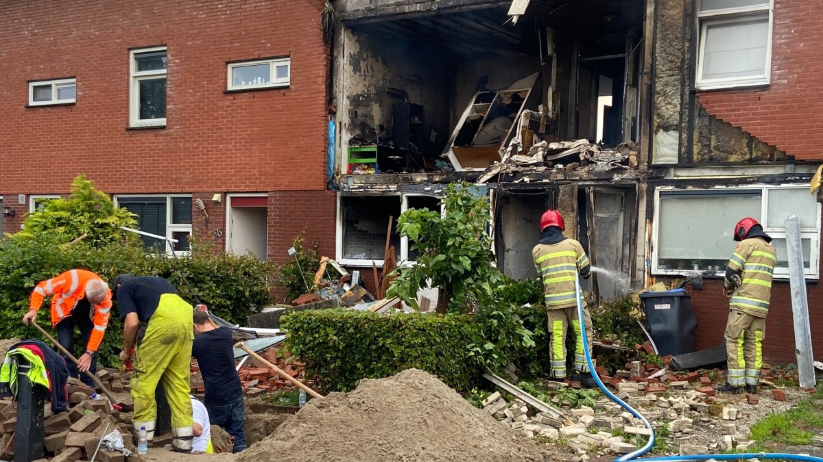 Door de explosie in Lelystad zijn de voor- en achtergevel van het huis verwoest. Beeld: Brandweer Flevoland