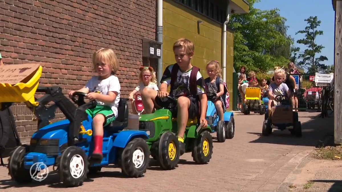 Kinderen gaan massaal met tractor naar school
